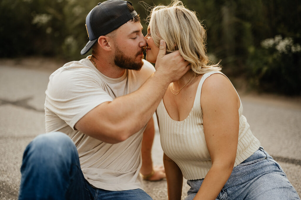 couple kissing engagement photoshoot 