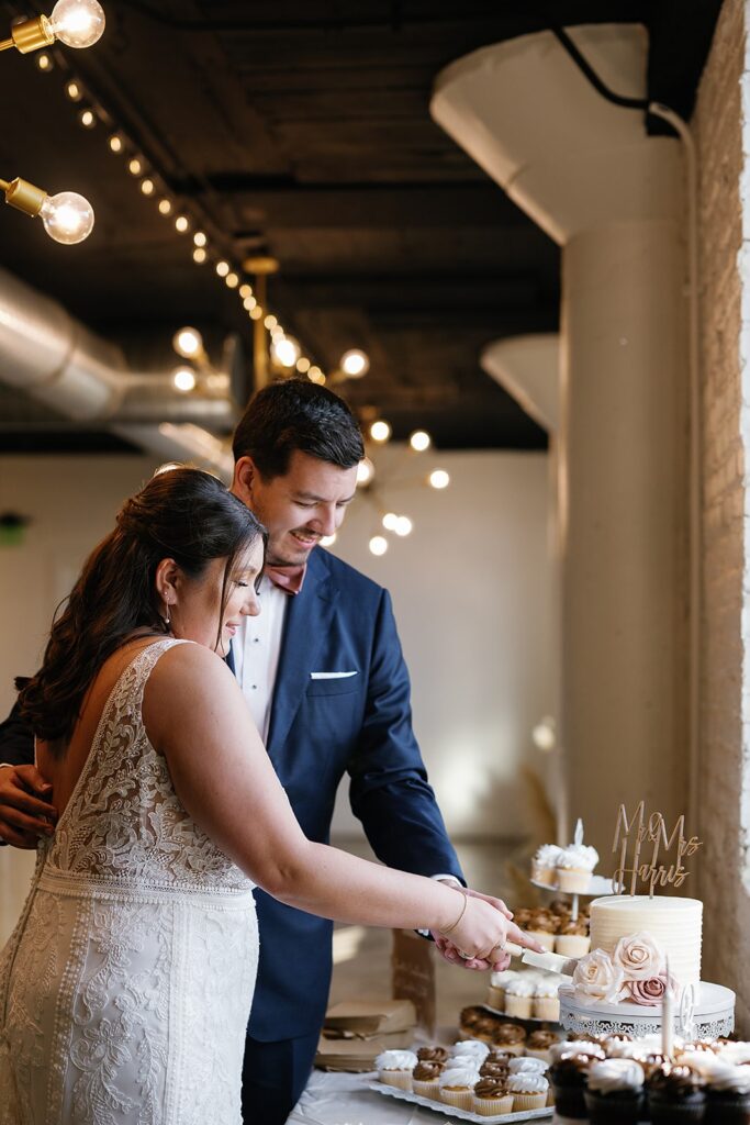 Bride and groom cut their white wedding cake at their Fort Wayne wedding in Indiana