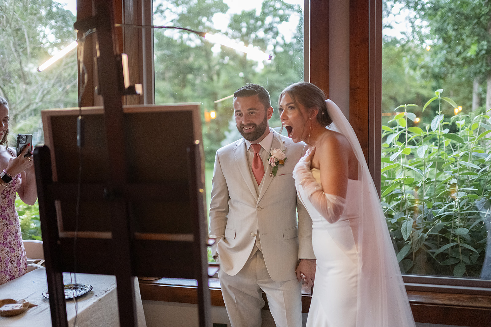 Bride and groom amazed after seeing their live wedding painting 