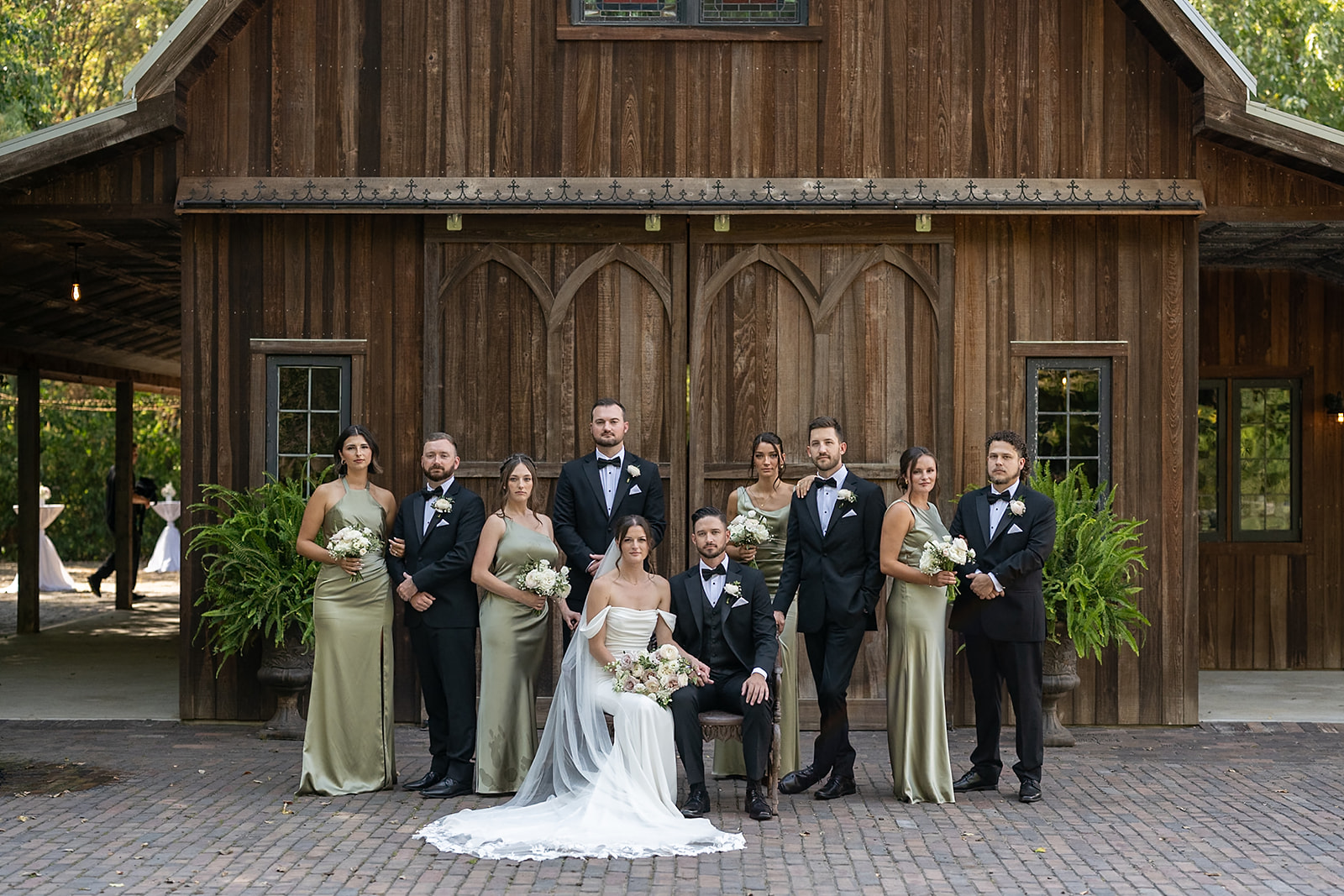 Full wedding party photo from an Artisan Acres Estate wedding