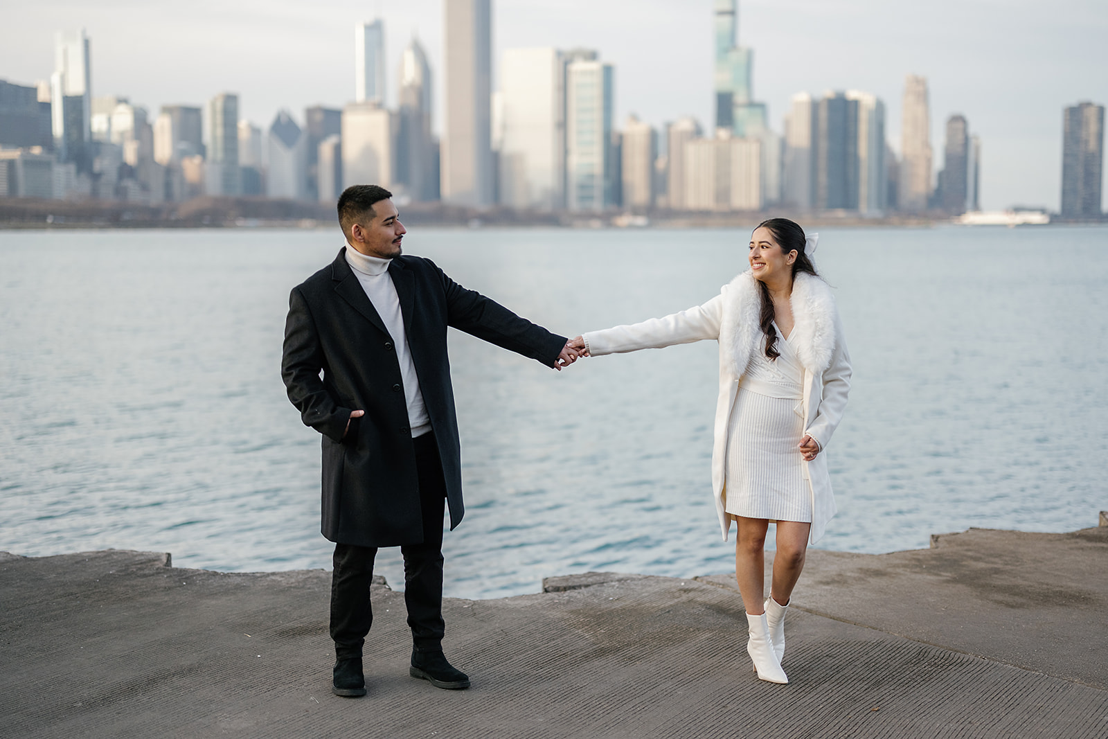 Couple posing in front of the Chicago skyline