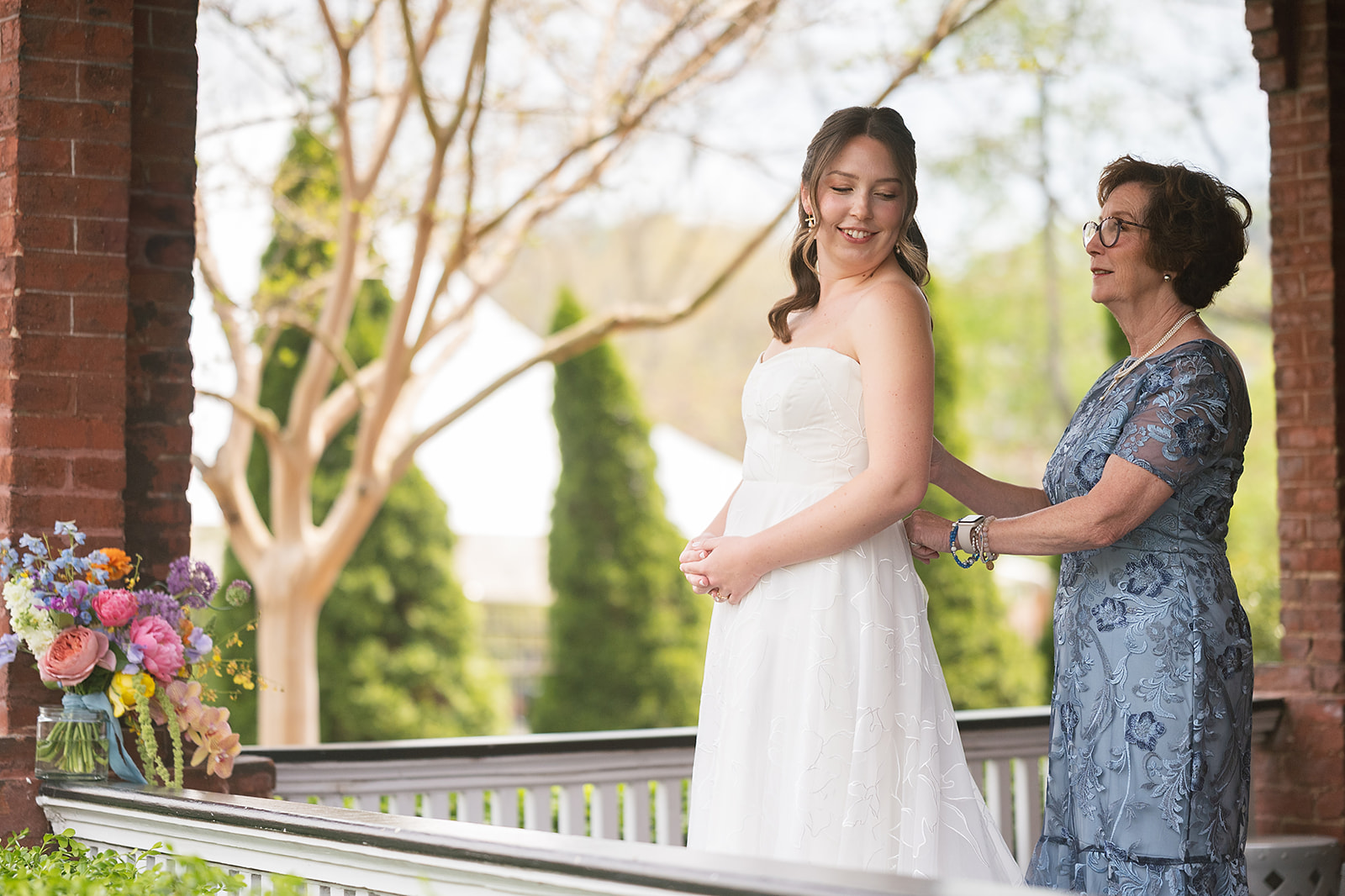 Bride’s mom helps with final dress details at Asheville wedding venue